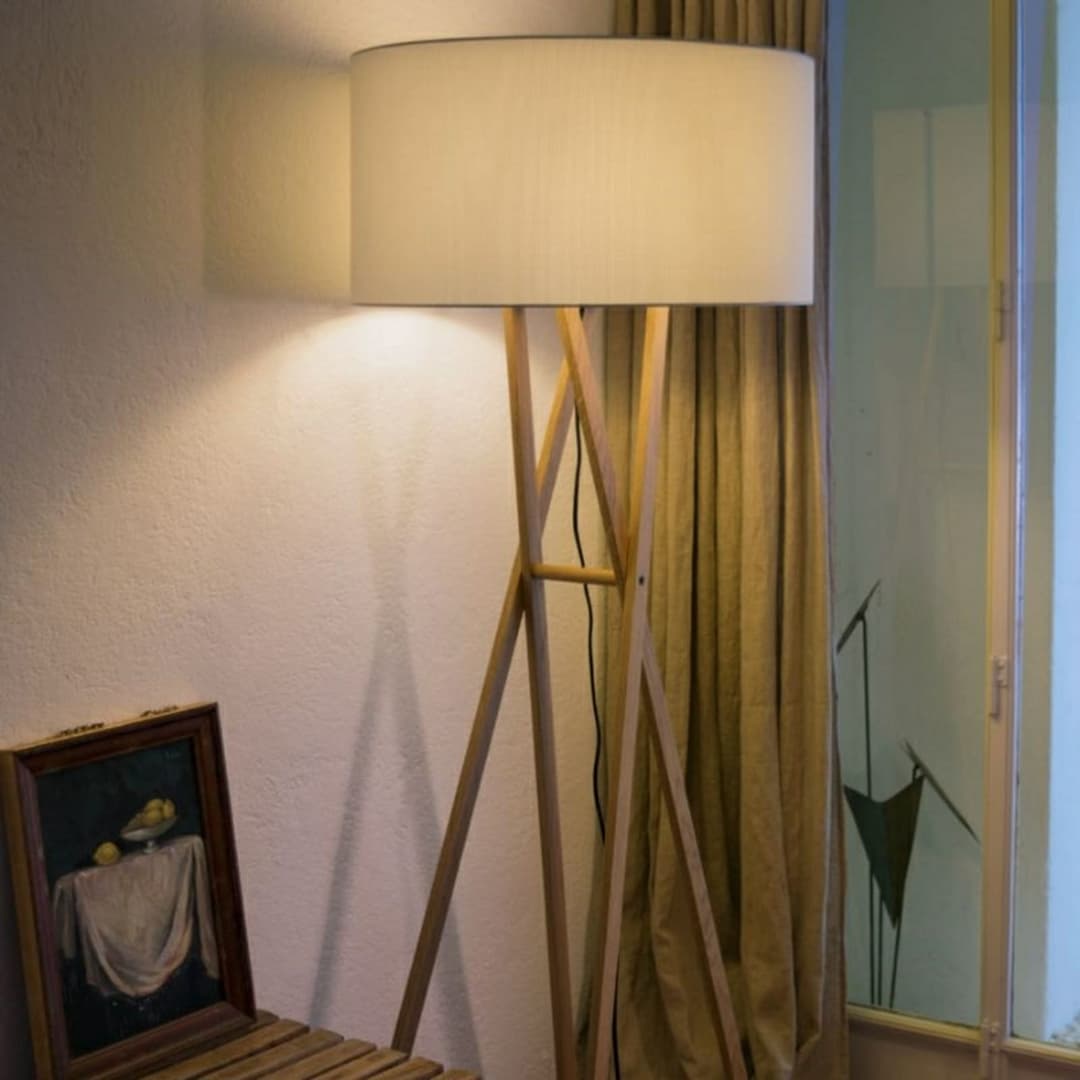 Cala P165 Stehleuchte Weiß Eiche - Marset - Wohnzimmer - Holz