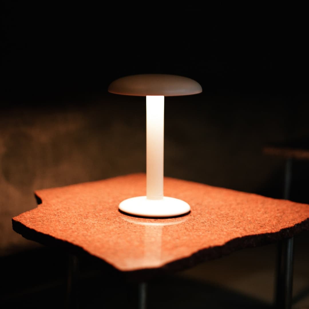 Gustave Portable Tischleuchte Matt White - Flos Flos Architectural - Terrasse - Design - Metall - Mit Schirm