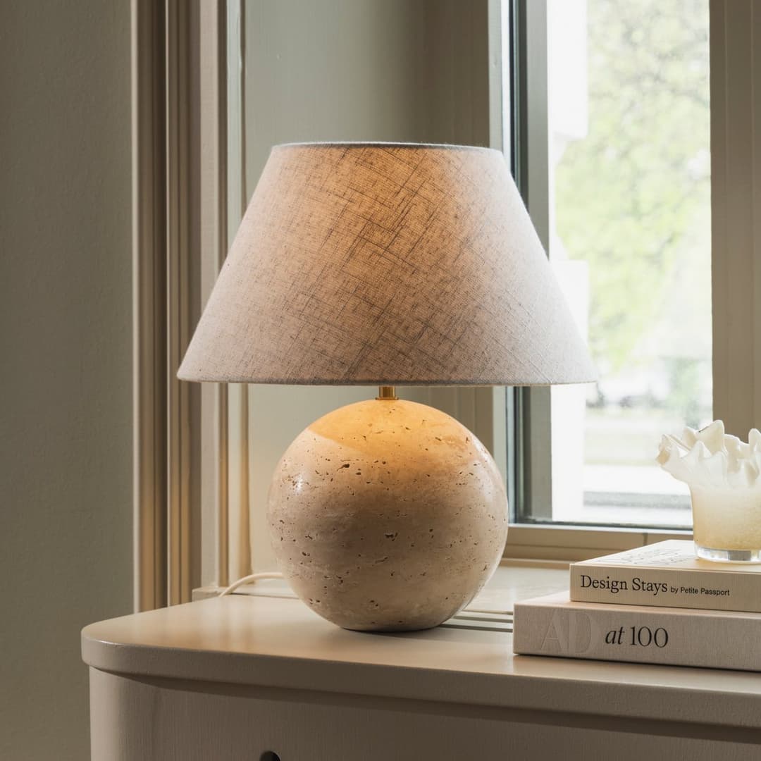 Castello Tischlampe beige/beige Höhe 28 cm - Globen Lighting - Wohnzimmer - Design - Stoff / Textil - Einflammig