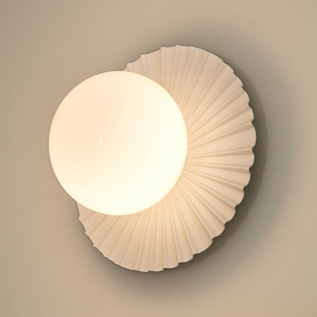 Liila Muuse Deckenleuchte, weiß/opal, Ø 20 cm, IP44 - Nuura - Wohnzimmer - Skandinavisch - Metall - Einflammig