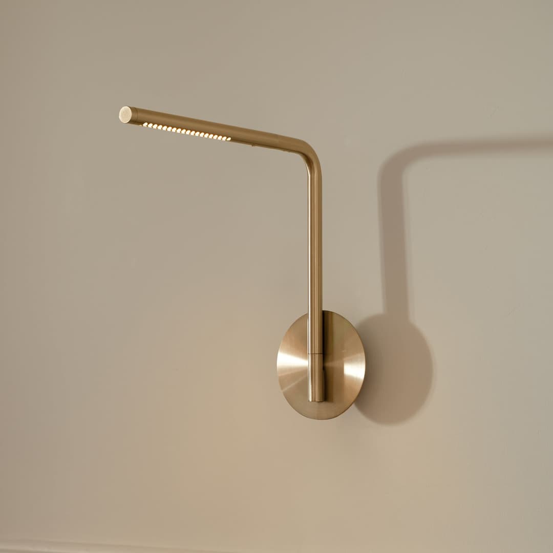 Omni Pivot LED-Wandlampe, messingfarben, dimmbar - UMAGE - Schlafzimmer - Design - Aluminium - Einflammig