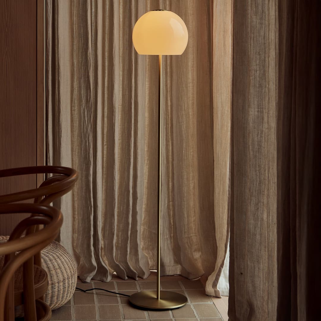 Stehleuchte Ball Glass, sandgrau, Glas, 130 cm, E27 - FRANDSEN - Wohnzimmer - Design - Einflammig