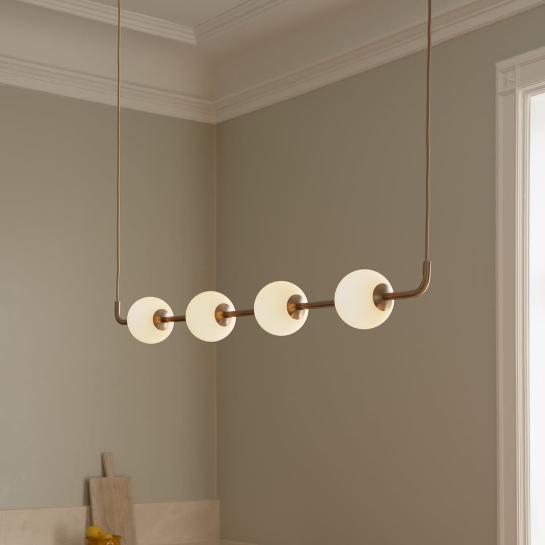 Audrey LINEAR LED-Hängelampe, messing, 118 cm 4-flg. - UMAGE - Esszimmer - Design - Metall - Mehrflammig