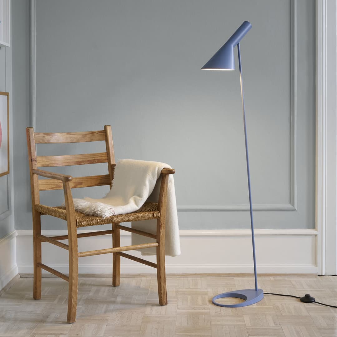 AJ Stehleuchte, blau - Louis Poulsen - Wohnzimmer - Design - Metall - Einflammig