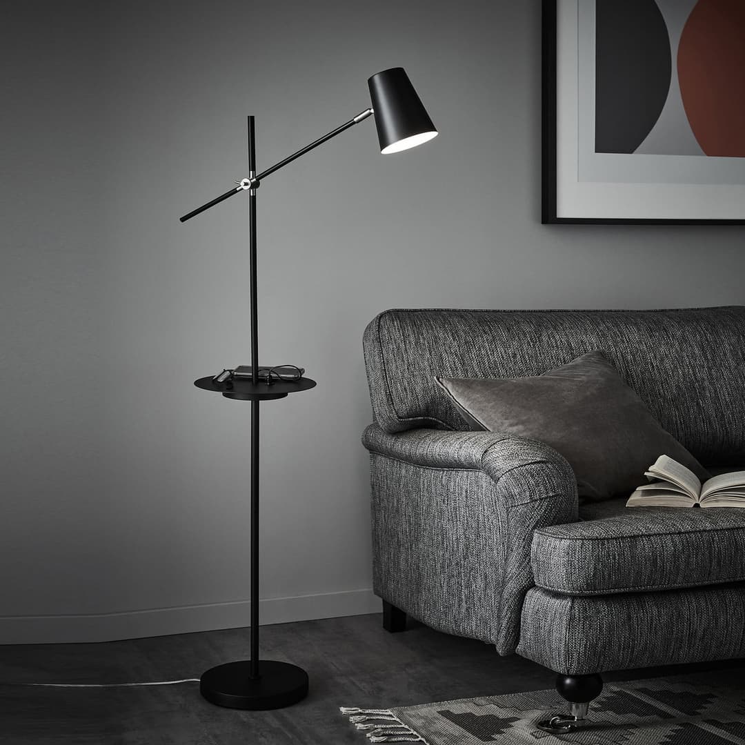 Linear Stehleuchte USB Schwarz - Markslöjd - Wohnzimmer - Skandinavisch - Metall - Mit Schirm