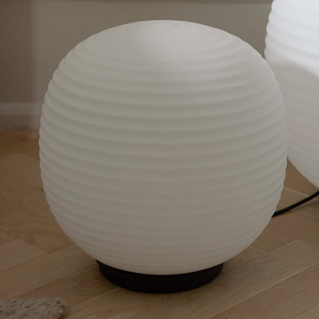 Lantern Globe Tischleuchte Medium - New Works Lantern Globe Medium - Wohnzimmer - Design - Glas - Kugel