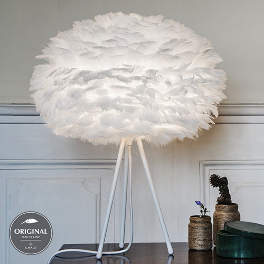 Eos Tischleuchte Medium Weiß/Weiß - UMAGE - Wohnzimmer - Design - Metall - Mit Schirm