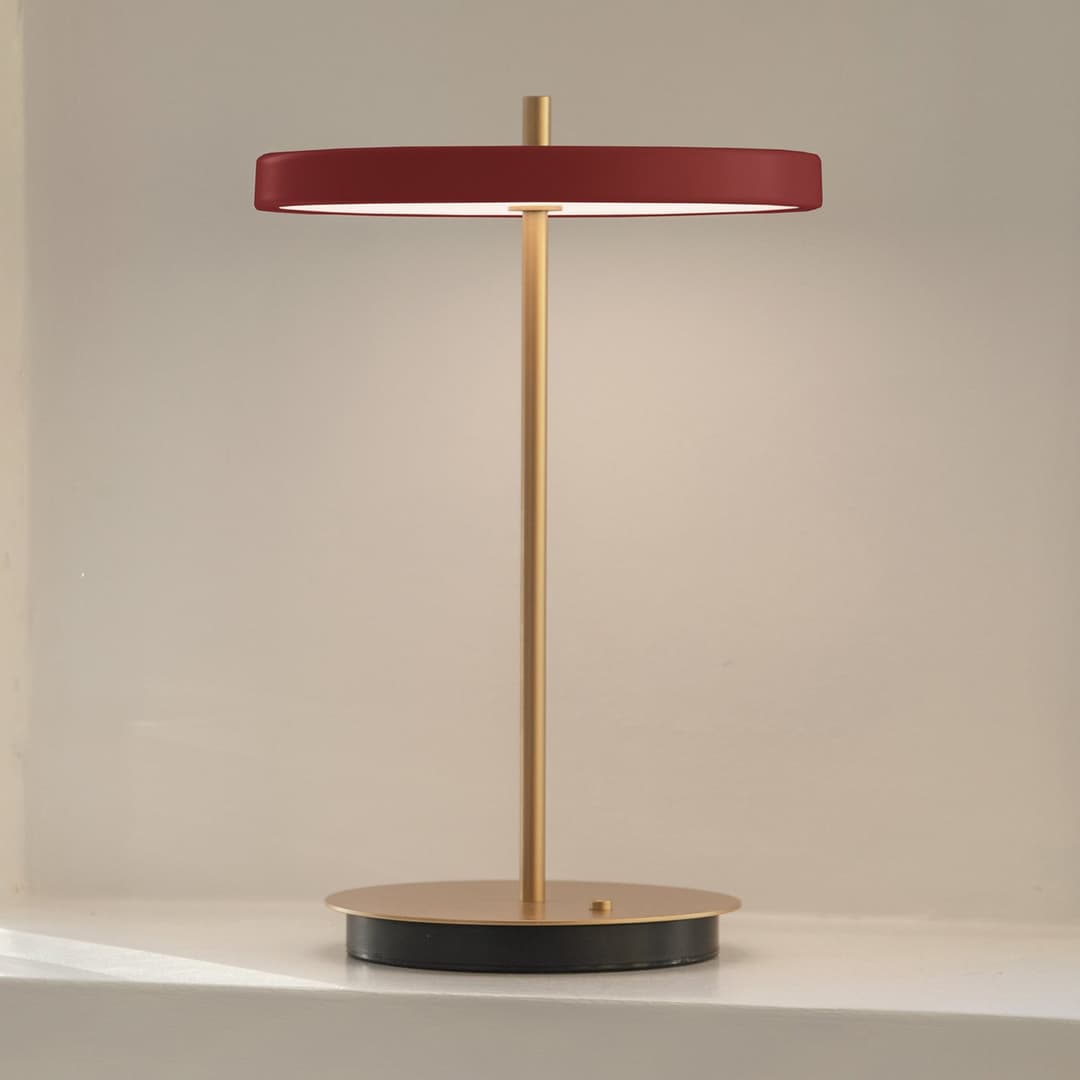 Asteria Move LED-Akku-Tischlampe, rot/messing, 31 cm - UMAGE - Wohnzimmer - Design - Metall - Mit Schirm