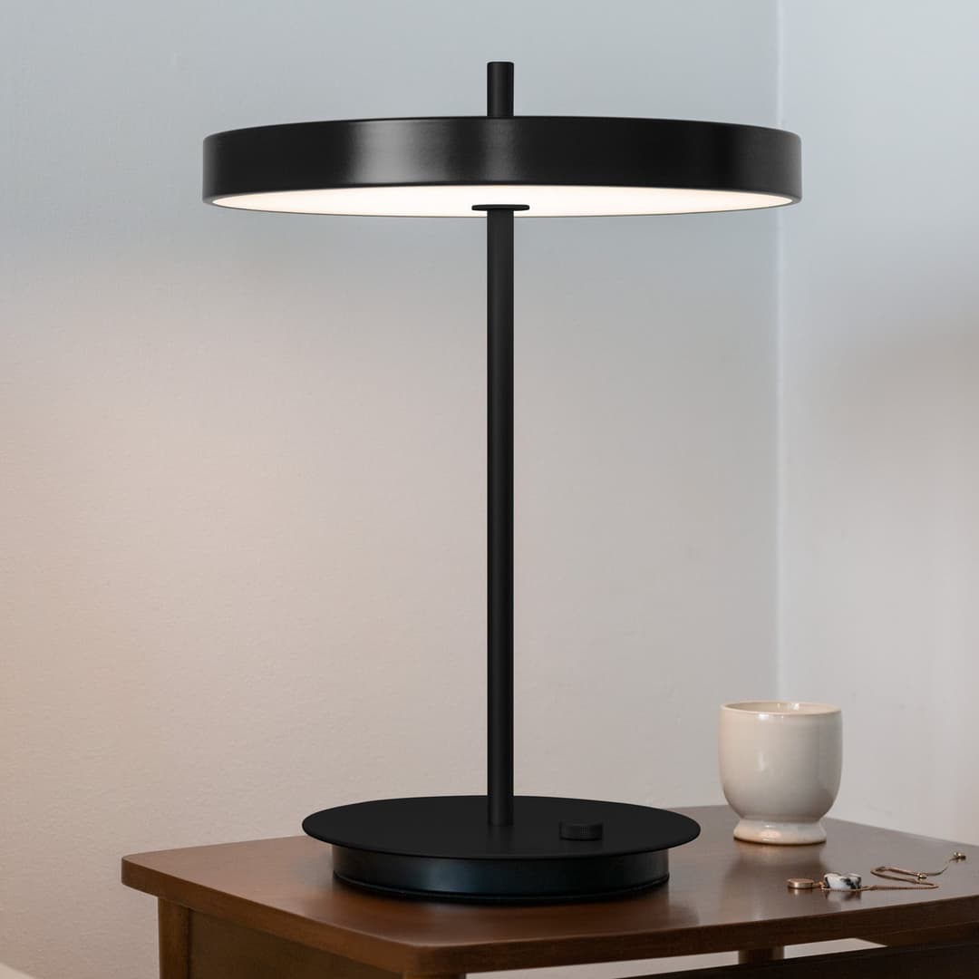 Asteria Tischleuchte Black/Black - UMAGE Asteria Table - Wohnzimmer - Design - Aluminium - Mit Schirm