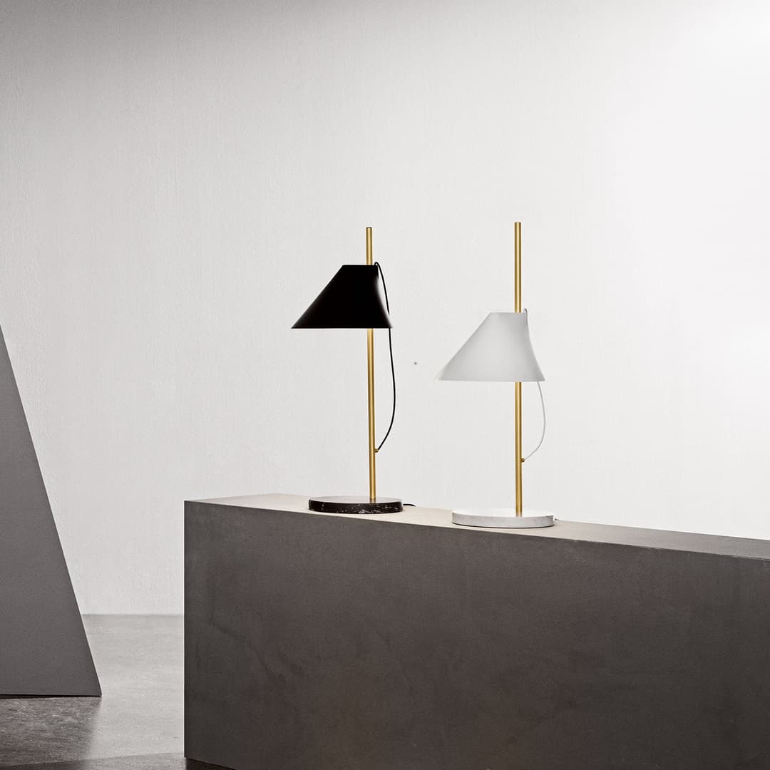 Yuh Tischleuchte Weiß/Messing - Louis Poulsen Yuh Brass - Schlafzimmer - Design - Metall - Mit Schirm