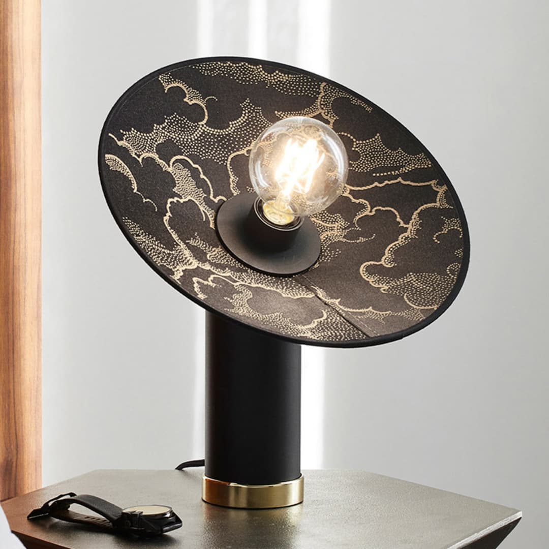 Gatsby Tischleuchte kumo schwarz - MARKET SET - Wohnzimmer - Design - Metall - Mit Schirm