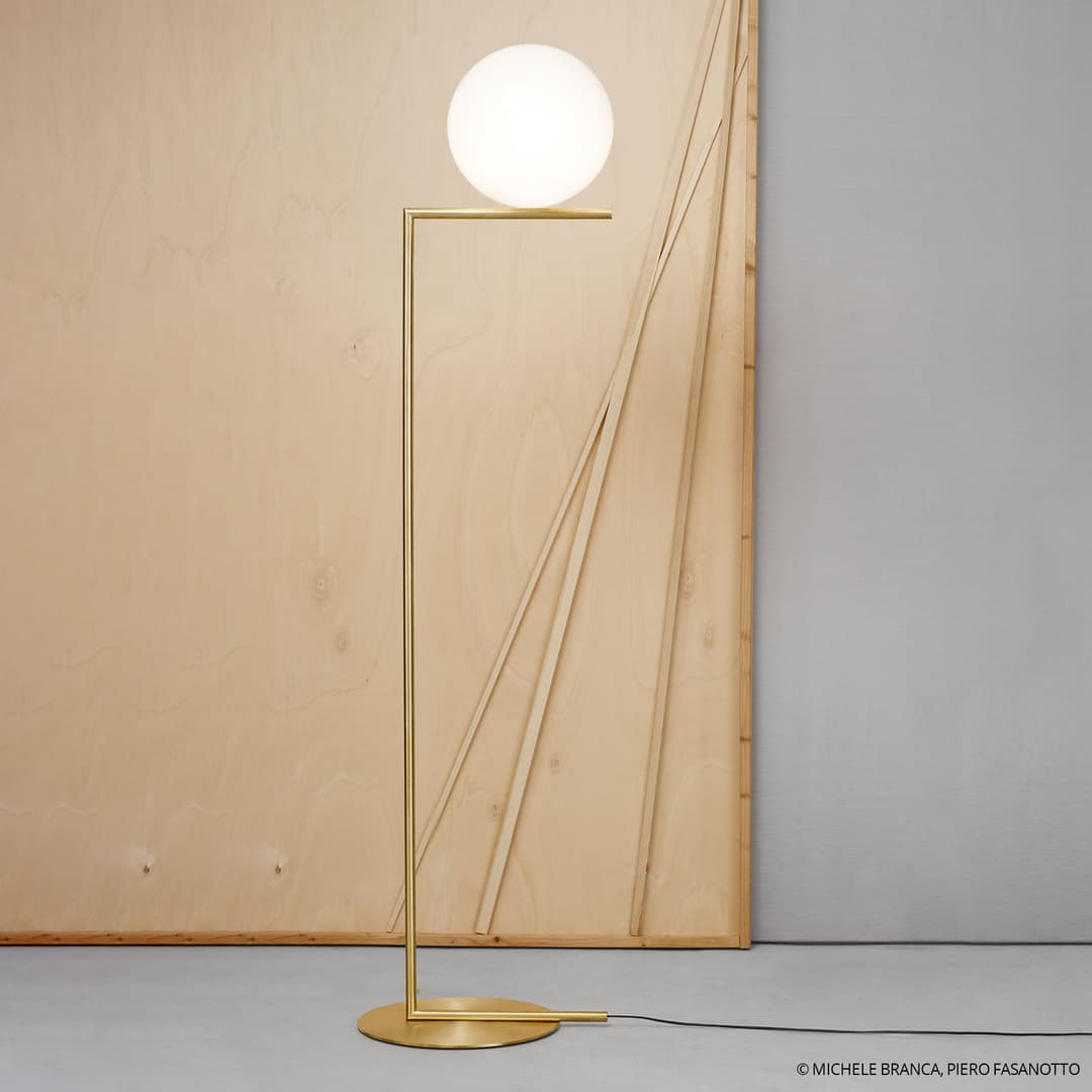 IC F2 Stehleuchte, messing, Höhe 185 cm - FLOS - Wohnzimmer - Design - Metall - Kugel