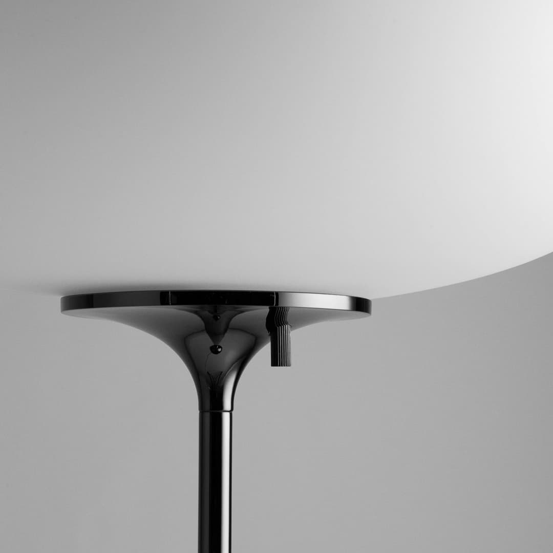 Stemlite Stehleuchte, schwarz-chrom, Höhe 110 cm, dim - GUBI - Wohnzimmer - Design - Metall - Einflammig