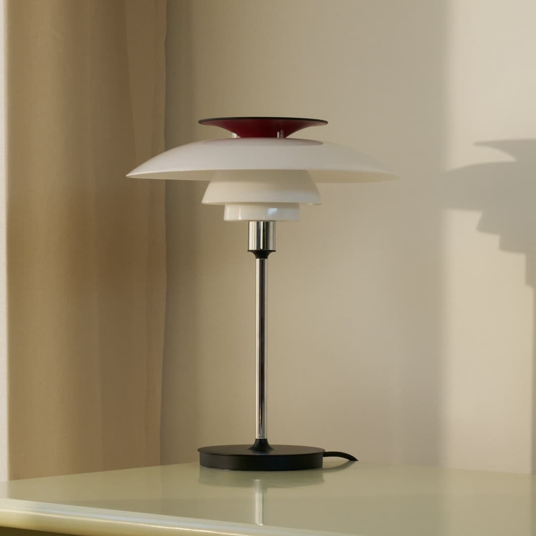 PH 80 Tischleuchte, weiß/rot/chrom, Ø 32 cm - Louis Poulsen - Wohnzimmer - Design - Aluminium - Mit Schirm