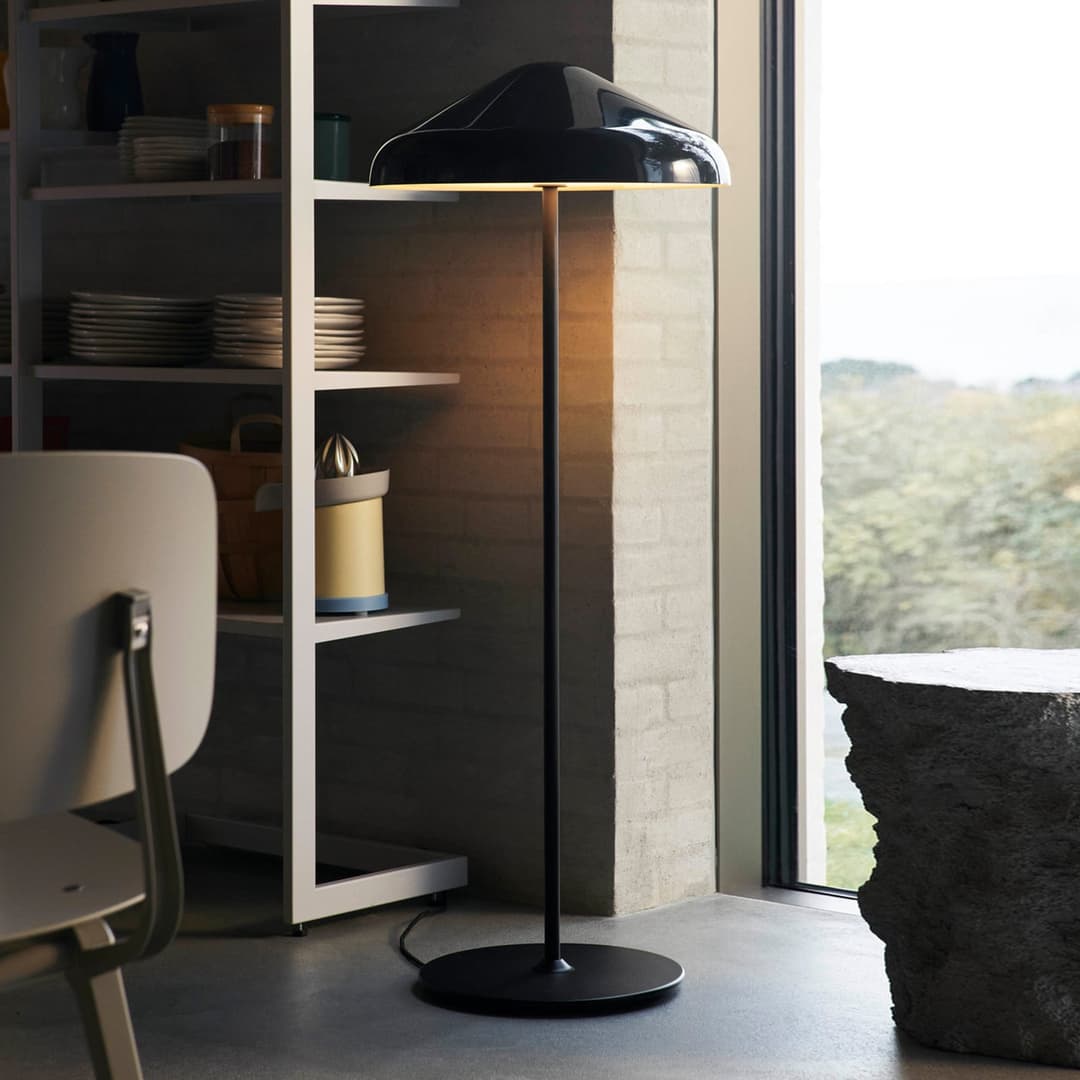 Pao Steel Stehleuchte Soft Black - HAY - Wohnzimmer - Design - Metall - Mit Schirm