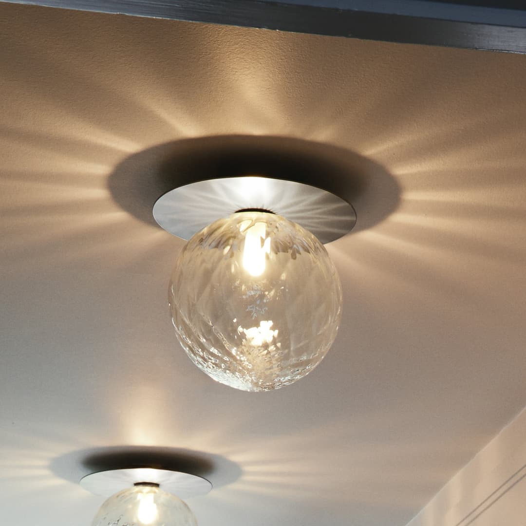 Liila 1 Large Wandlampe, IP44, warmweiß, silber/klar - Nuura - Wohnzimmer - Design - Glas - Kugel
