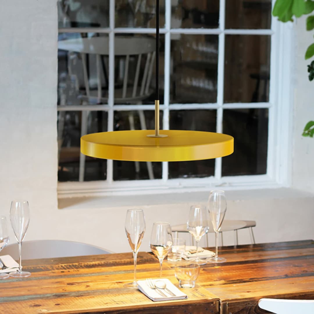 Asteria Mini LED-Hängelampe safrangelb/messing 31 cm - UMAGE - Wohnzimmer - Design - Metall - Einflammig