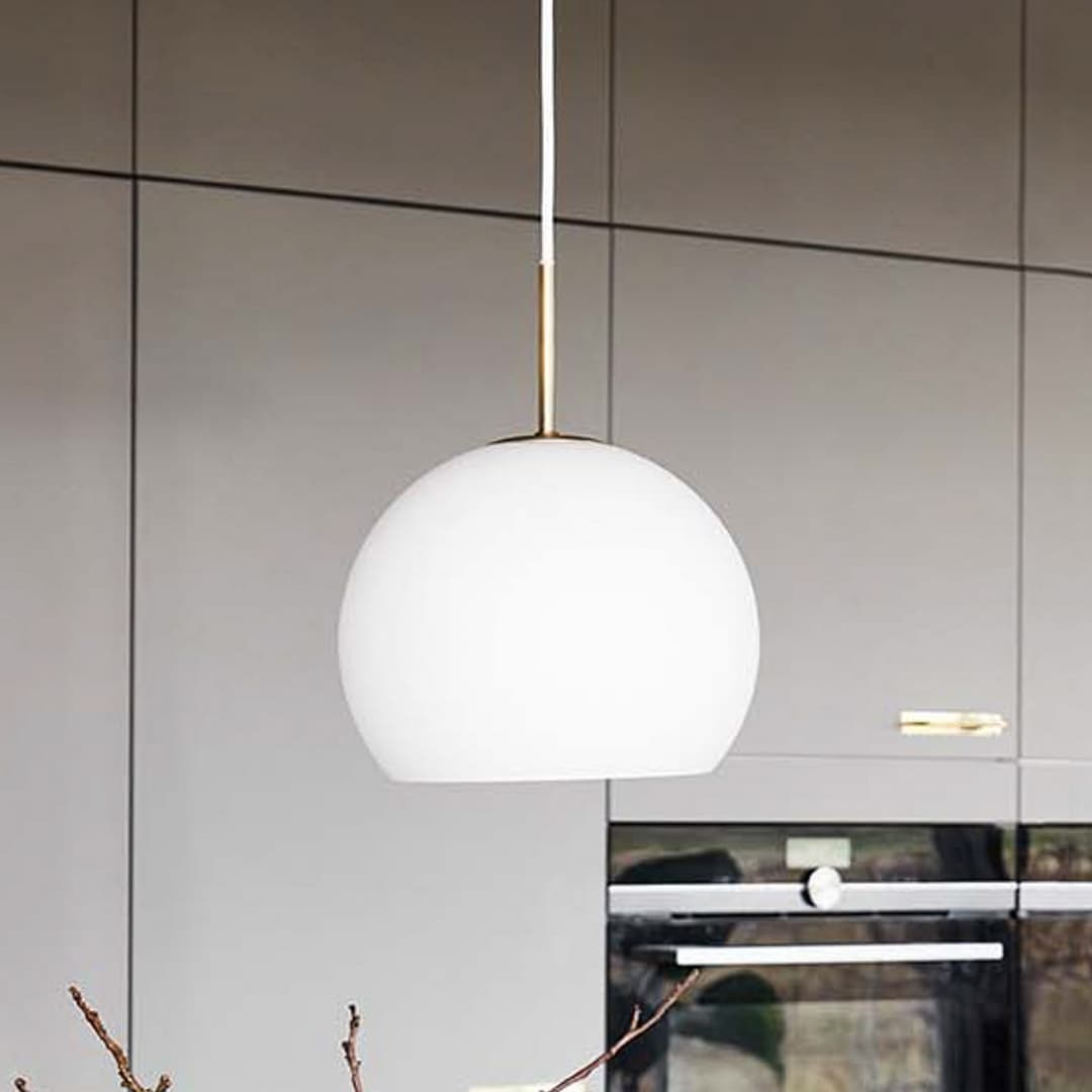 Ball Glass Pendelleuchte Ø25 Opal Weiß - Frandsen - Wohnzimmer - Design - Mit Schirm