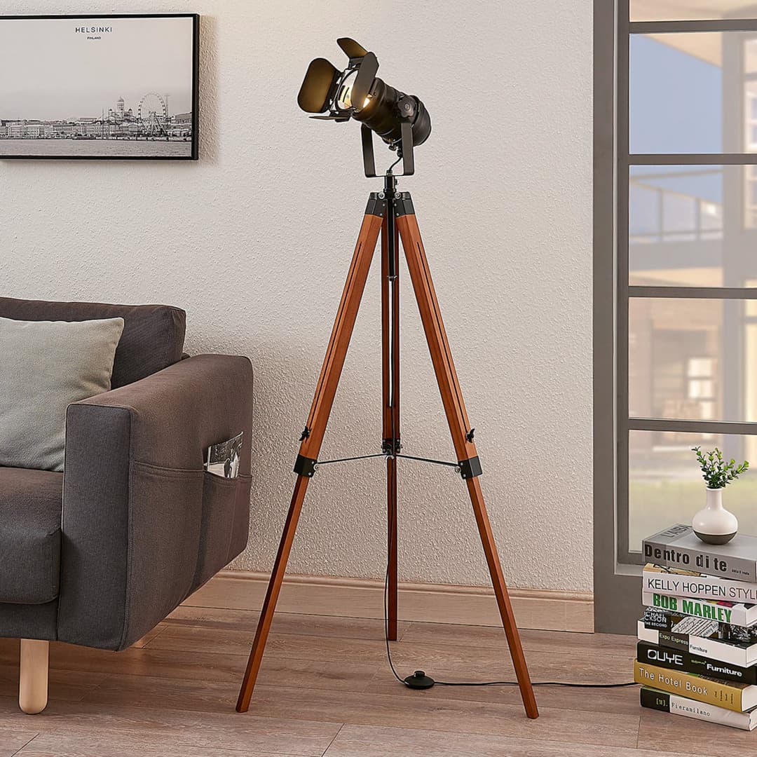 Hilma Stehleuchte Wood/Black - Lindby - Wohnzimmer - Industrielles Design - Holz - Dreibein