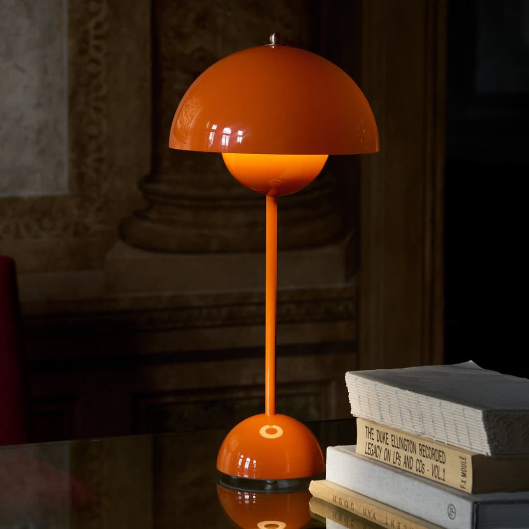 Flowerpot VP3 Tischleuchte, orange, 50 cm - &TRADITION - Wohnzimmer - Design - Metall - Einflammig