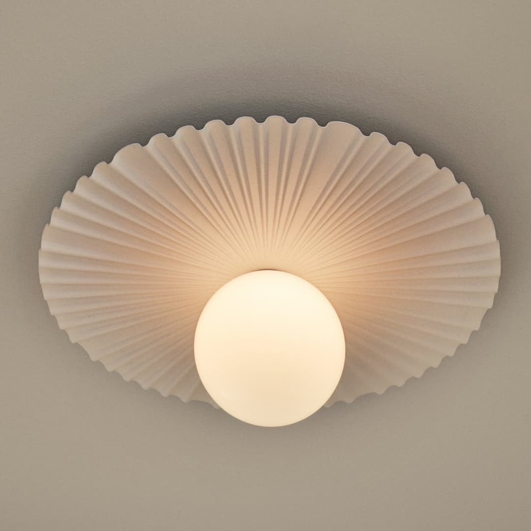 Liila Muuse Deckenleuchte, weiß/opal, Ø 42 cm, IP44 - Nuura - Wohnzimmer - Skandinavisch - Metall - Einflammig