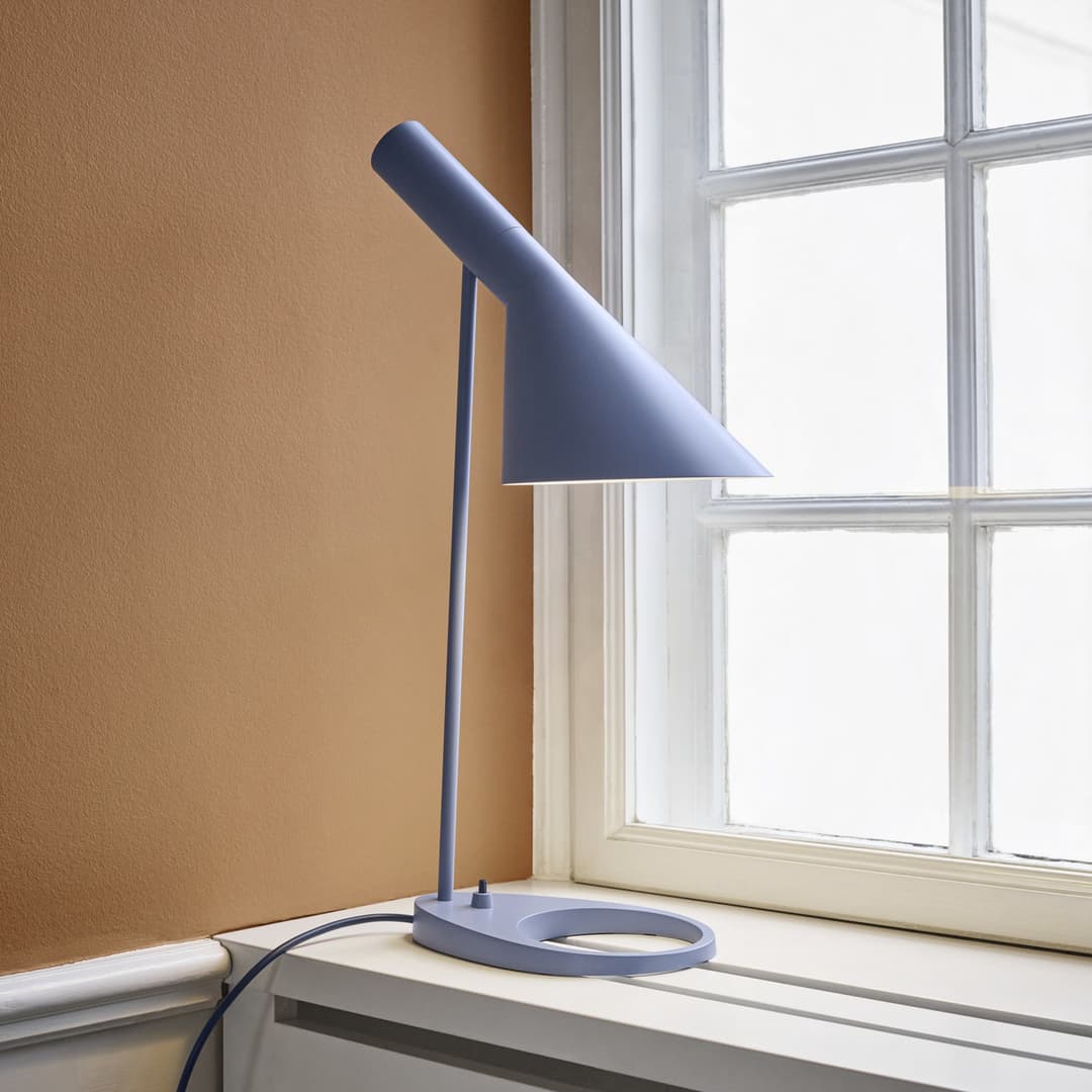 AJ Tischleuchte Dusty Blue - Louis Poulsen - Wohnzimmer - Design - Metall - Einflammig