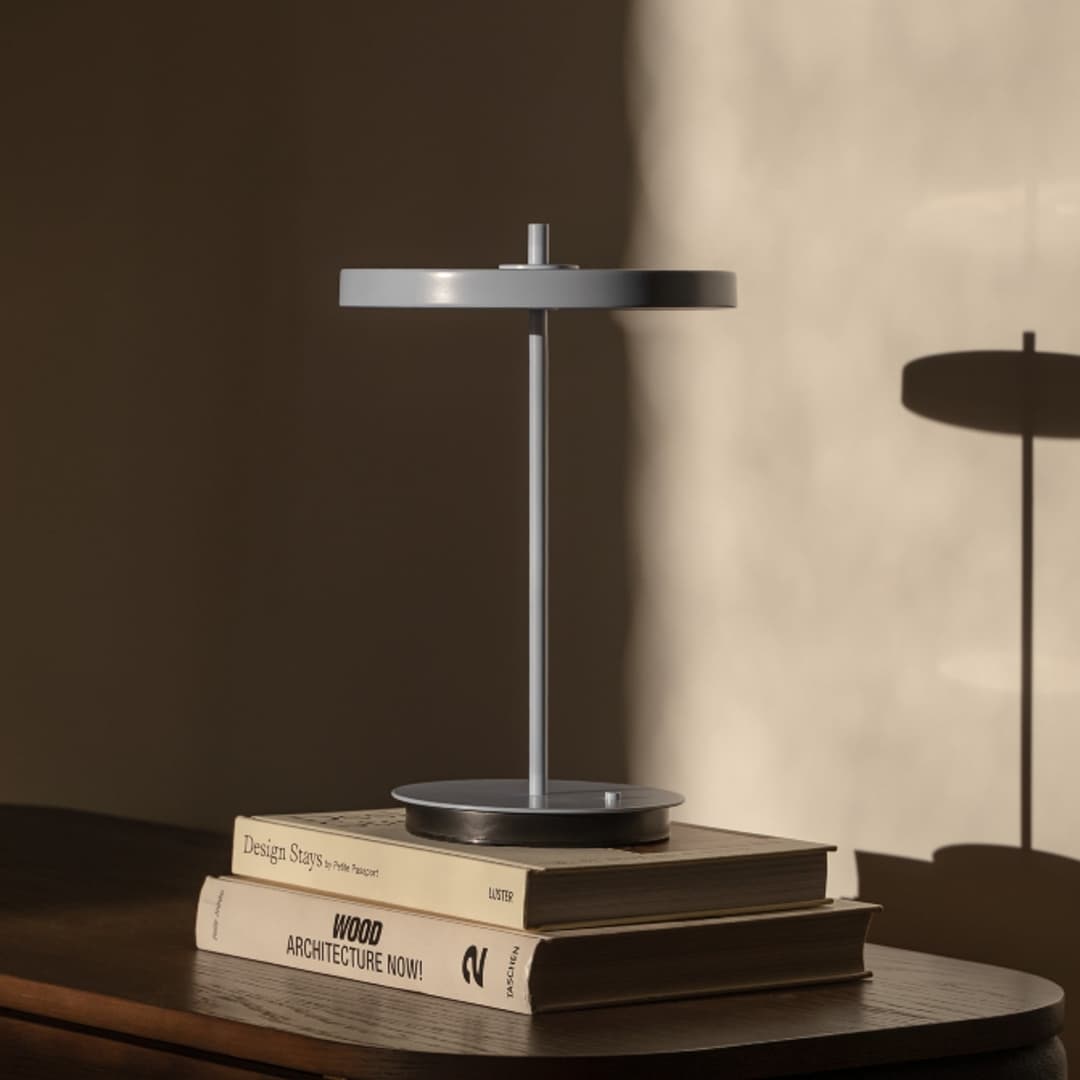 Asteria Move LED-Akku-Tischlampe, hellblau, 31 cm - UMAGE - Wohnzimmer - Design - Metall - Mit Schirm