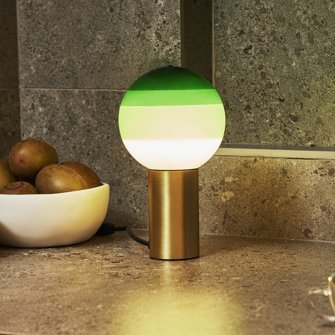 Dipping Light Tischlampe, Höhe 22 cm, grün/messing - MARSET - Wohnzimmer - Design - Glas - Mit Schirm