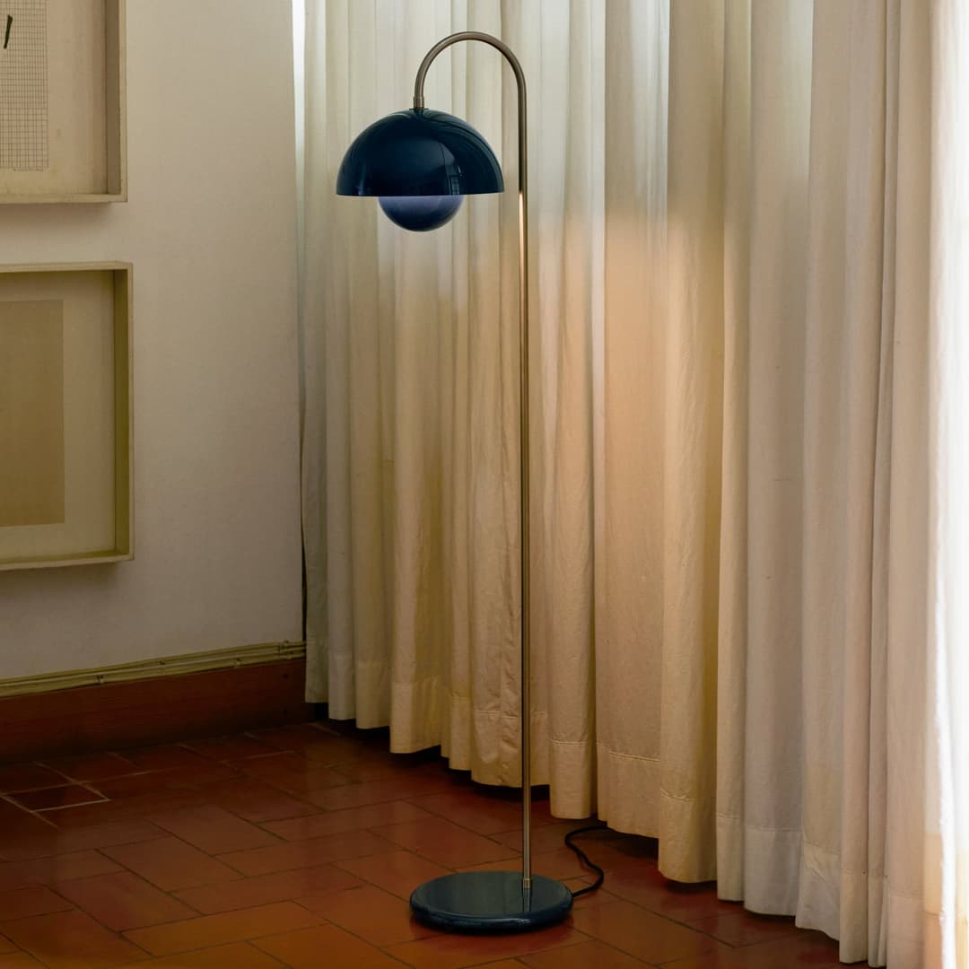 Flowerpot VP12 Stehlampe, stahlblau, Höhe 122cm - &TRADITION - Wohnzimmer - Design - Metall - Mit Schirm