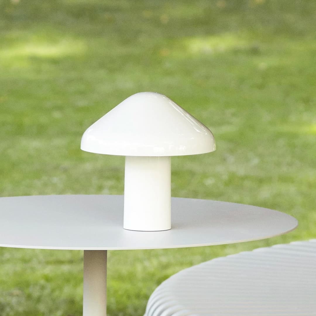 Pao Akku-Tischlampe, weiß, 220 lm, IP44, 23 cm, dim. - HAY - Wohnzimmer - Design - Kunststoff - Mit Schirm