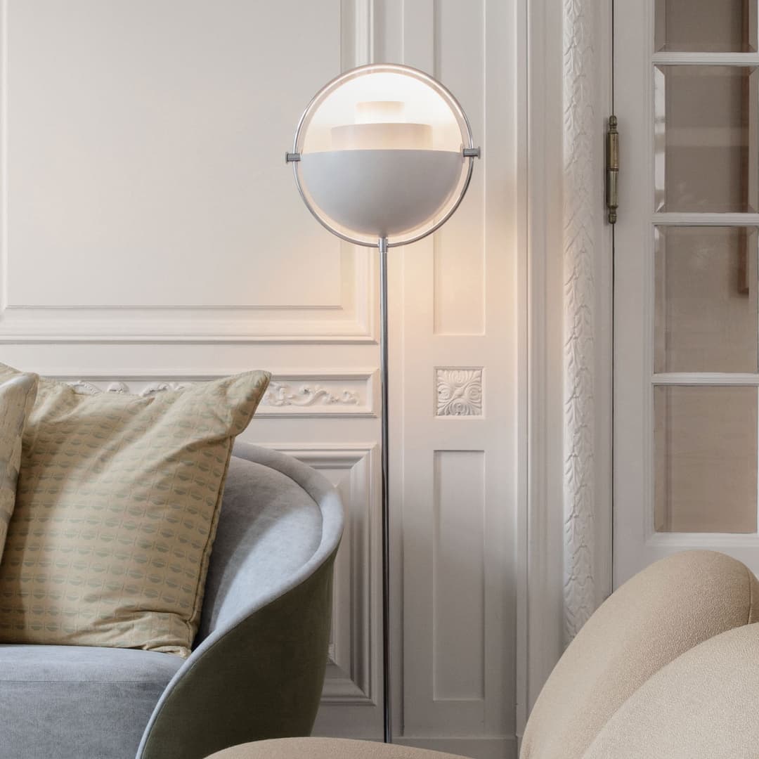 Multi-Lite Stehleuchte chrom/weiß, Höhe 148 cm - GUBI - Wohnzimmer - Design - Metall - Mit Schirm
