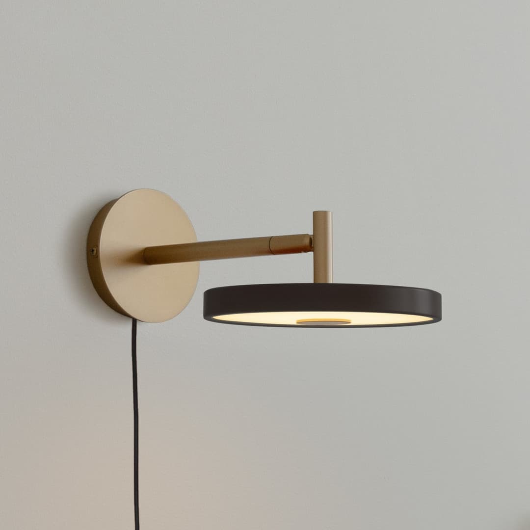 Asteria Short LED-Wandlampe schwarz/messing, Stecker - UMAGE - Wohnzimmer - Design - Metall - Einflammig