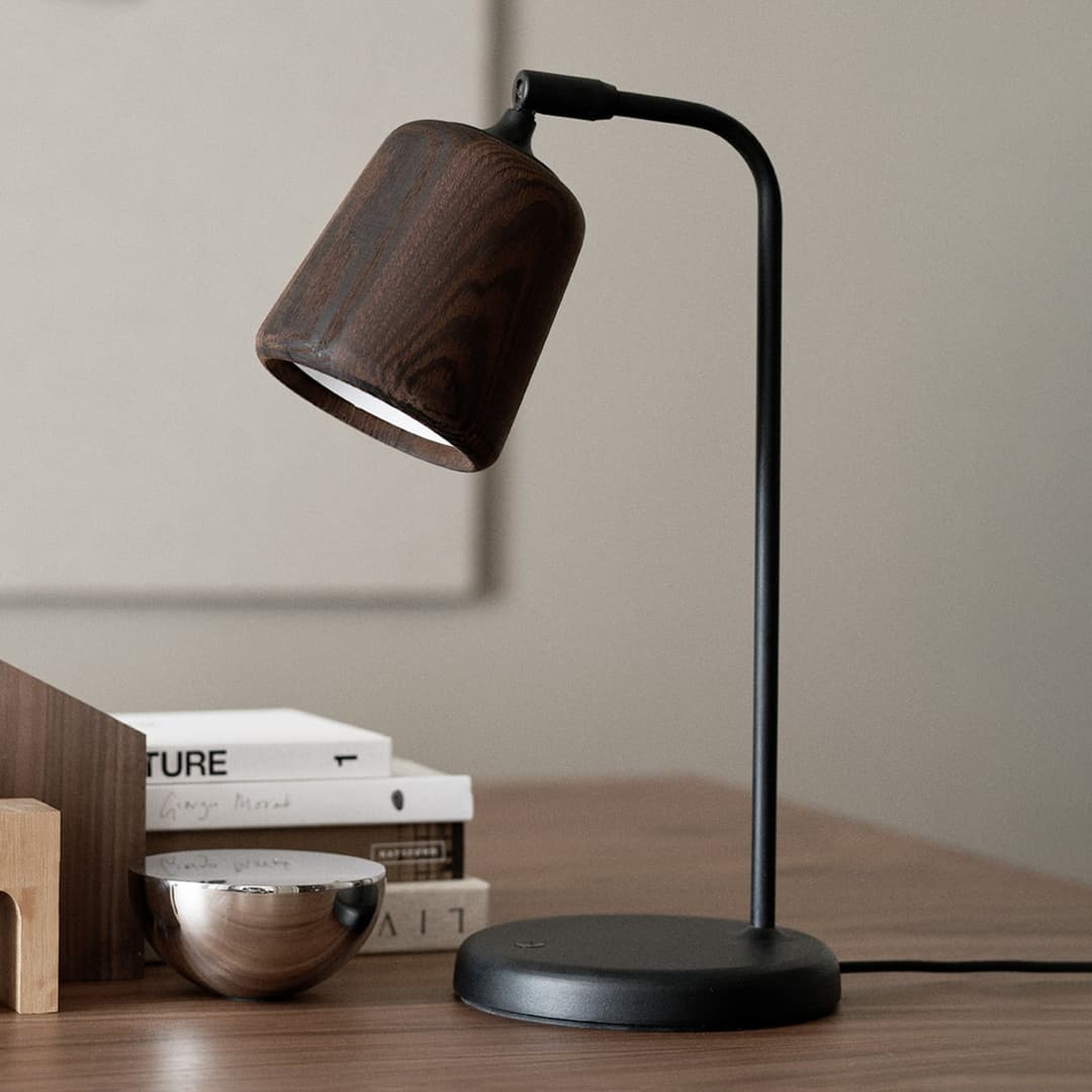 Material Tischleuchte Smoked Oak - New Works Material The Originals - Wohnzimmer - Design - Metall - Einflammig