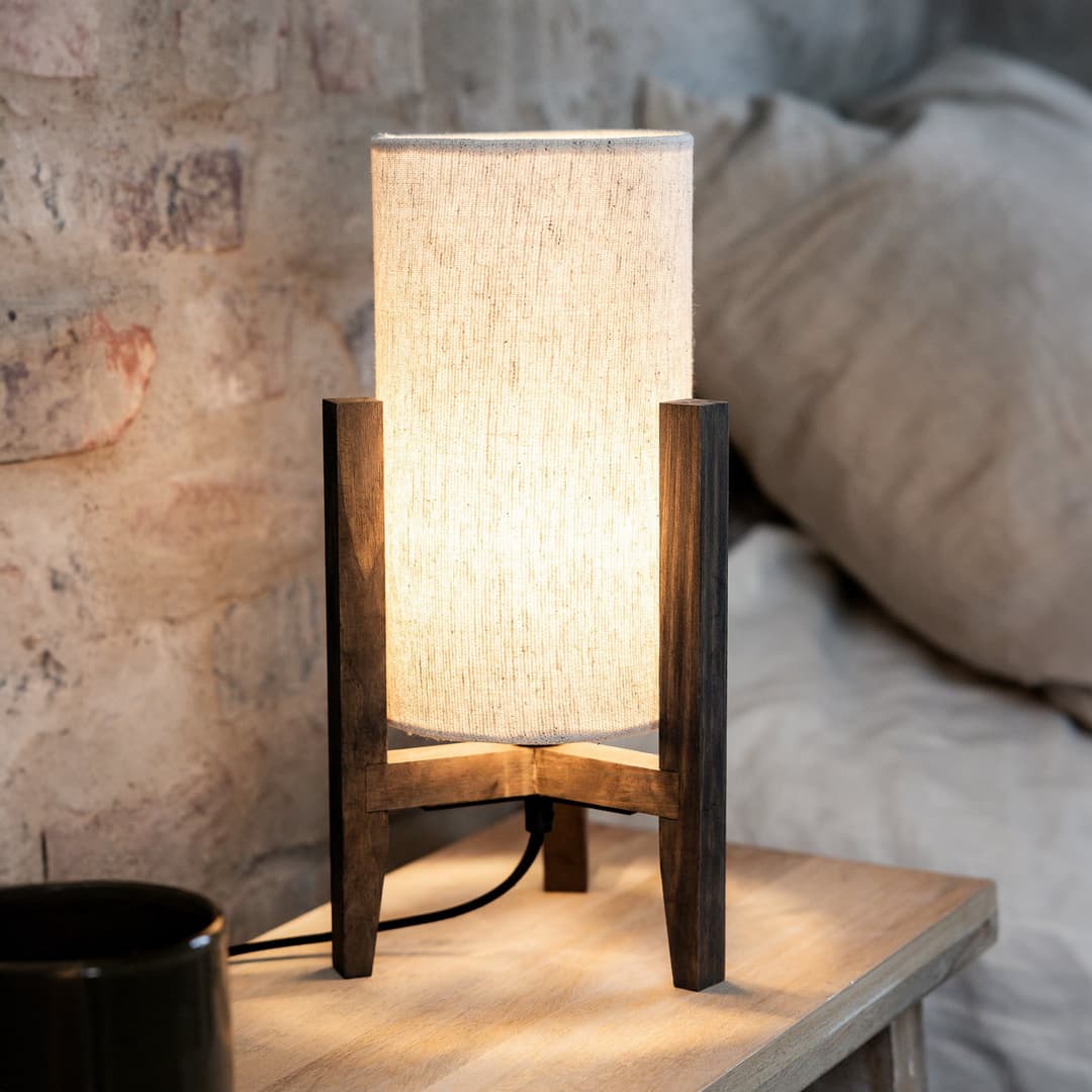 Eruca 1 Tischleuchte H34 Walnut/Beige - Markslöjd - Wohnzimmer - Skandinavisch - Holz - Mit Schirm