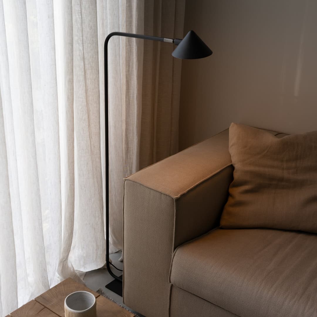 Kuro Stehlampe, schwarz, Höhe 120 cm, G9, dim. - Watt & Veke - Wohnzimmer - Design - Metall - Einflammig