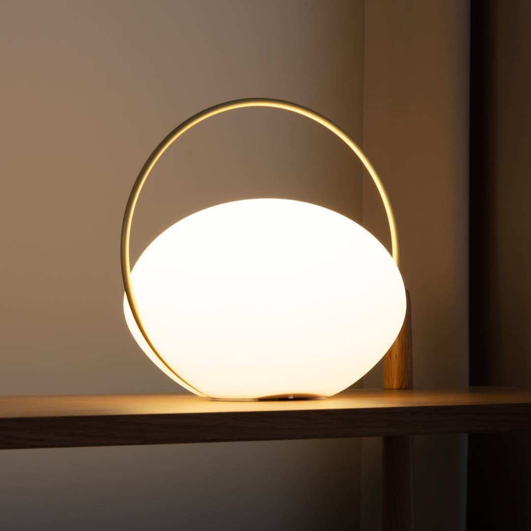 Orbit LED-Akku-Tischlampe, weiß/messing, IP44 CCT - UMAGE - Wohnzimmer - Design - Kunststoff