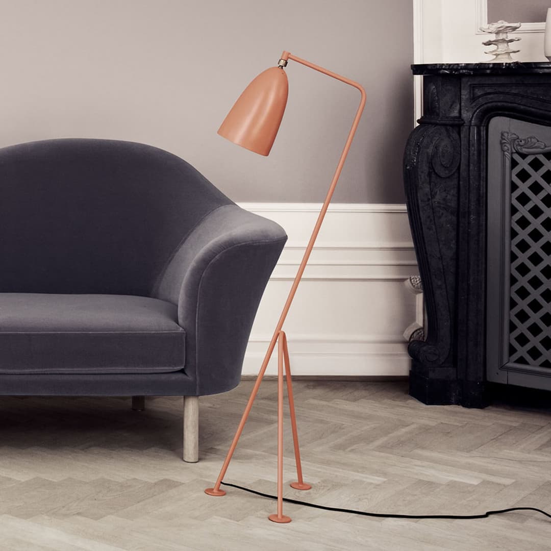 Gräshoppa Stehleuchte Vintage Red - GUBI - Wohnzimmer - Design - Metall - Mit Schirm