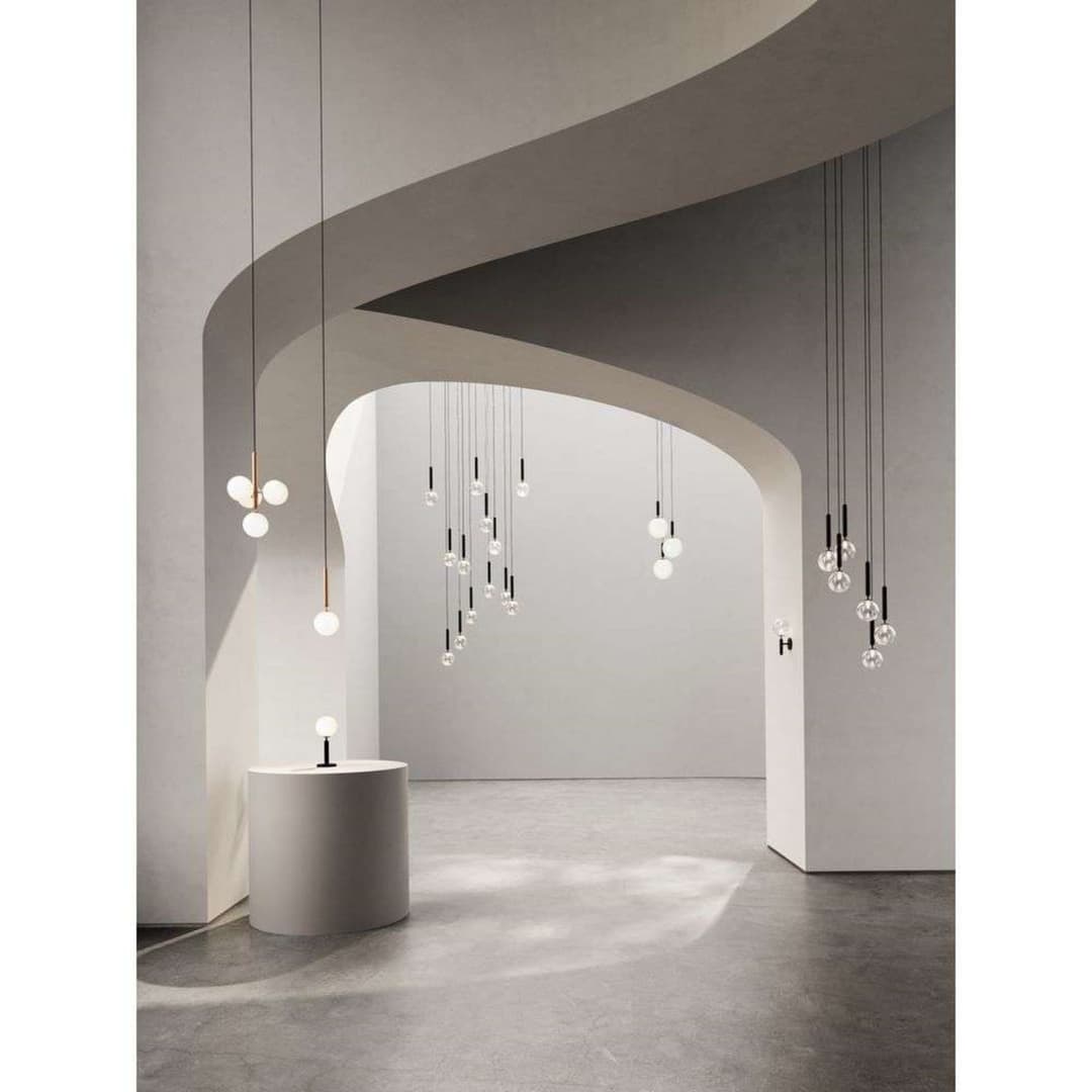 Miira 3 Kronleuchter, messing/opal, Ø 37 cm, 3-flg. - Nuura Kronleuchter Miira 3 - Esszimmer - Skandinavisch - Metall - Mit Schirm