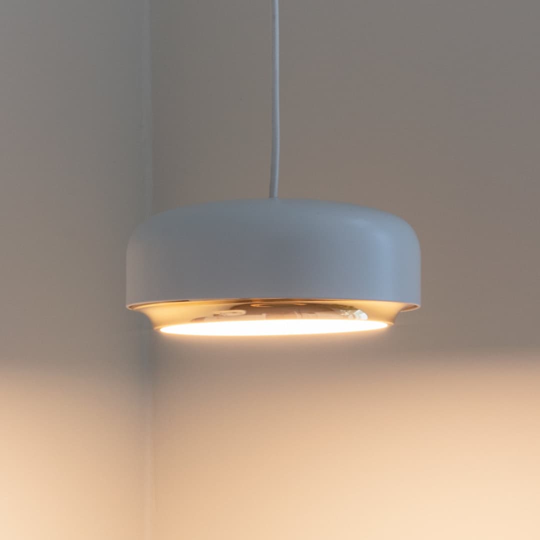 Hazel Pendelleuchte Mini, weiß, Ø22 cm - UMAGE Hazel Mini - Wohnzimmer - Design - Metall - Einflammig