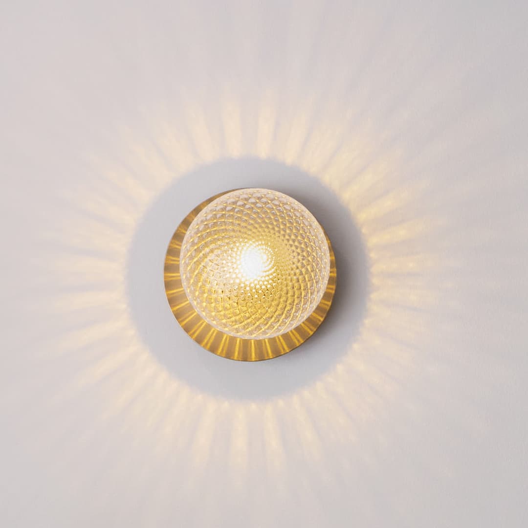 Liila 1 Medium Spot, gold/klar, IP44, G9 - Nuura - Wohnzimmer - Design - Glas - Kugel