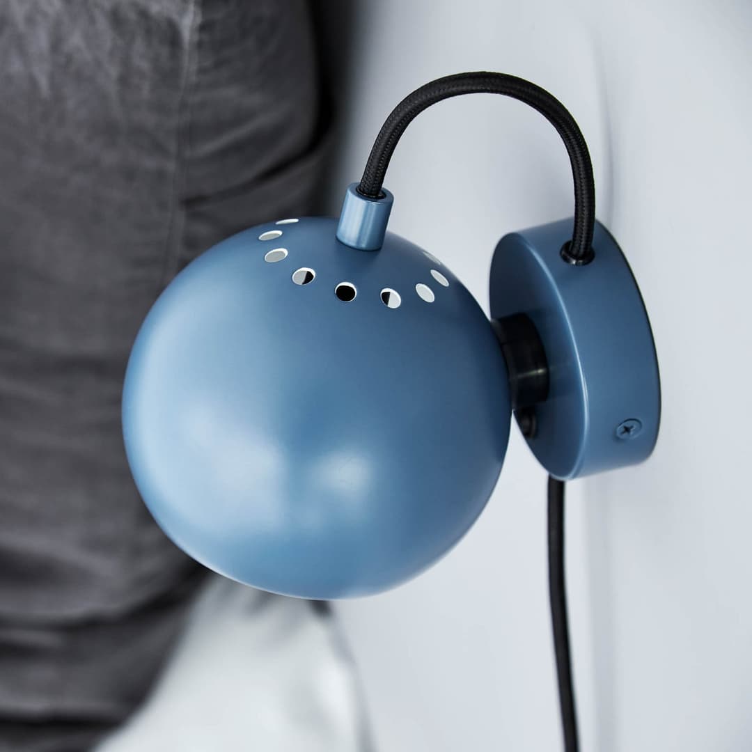 Ball Wandleuchte Matt Petroleum Blue - Frandsen Ball Magnet - Wohnzimmer - Design - Metall - Einflammig
