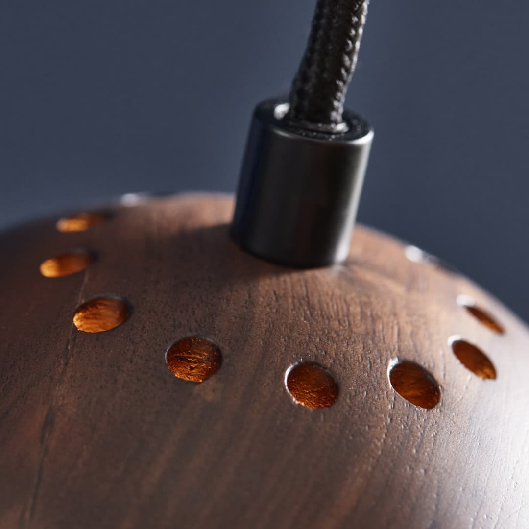 Ball Pendelleuchte Ø12 Walnut - Frandsen - Wohnzimmer - Design - Holz - Mit Schirm