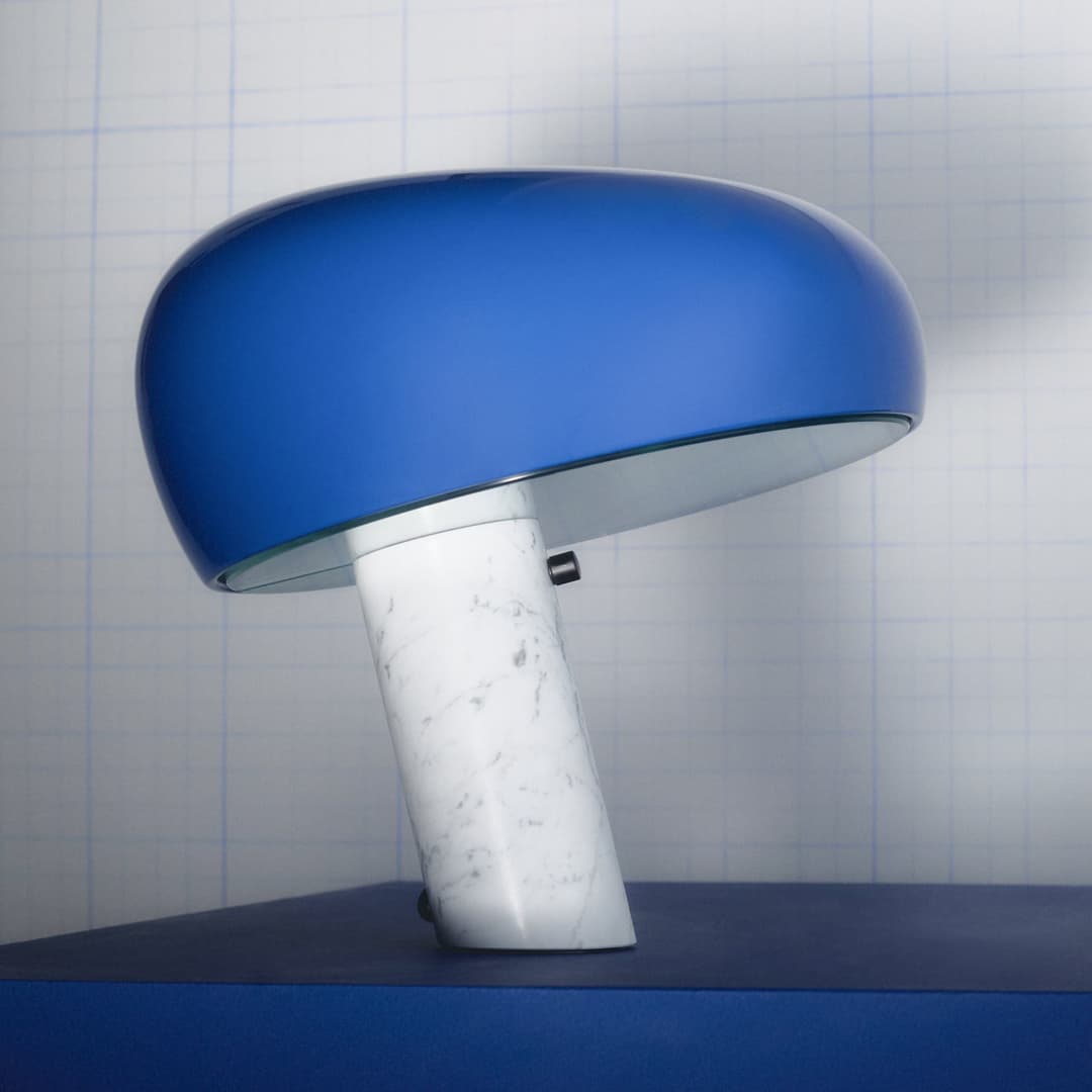 Snoopy Tischleuchte mit Dimmer, blau - FLOS - Wohnzimmer - Marmor - Mit Schirm