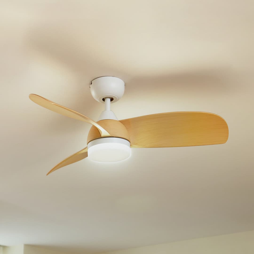 Enon LED-Deckenventilator, weiß/holzfarben, DC, leise - Lindby - Wohnzimmer - Modern - Metall - Einflammig