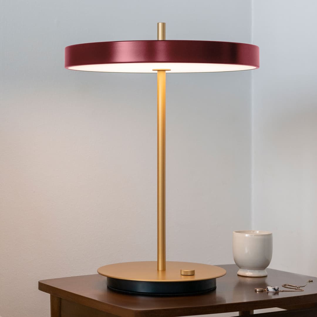 Asteria Tischleuchte Ruby Red - UMAGE Asteria Table - Wohnzimmer - Design - Aluminium - Mit Schirm