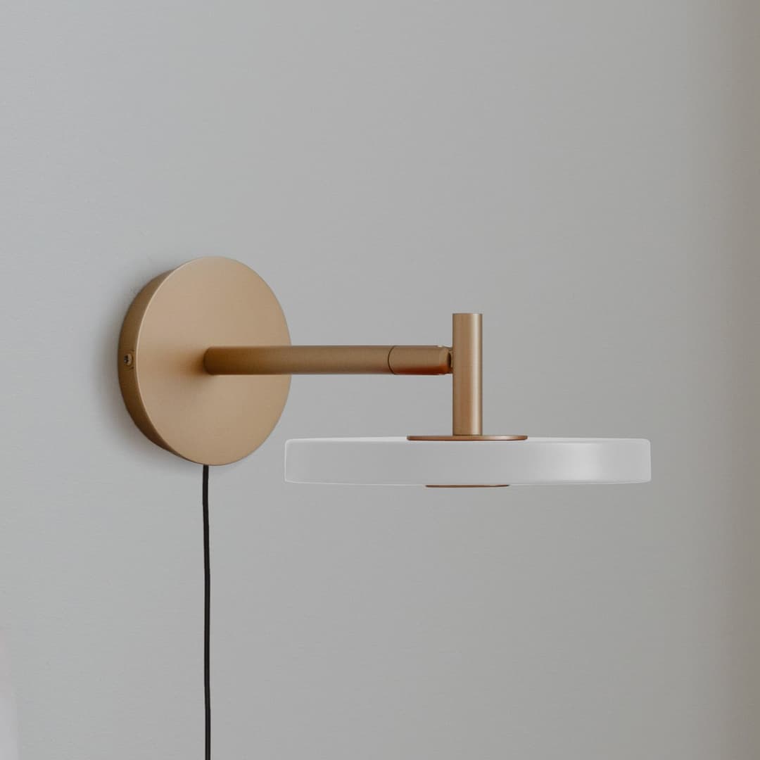 Asteria Short LED-Wandlampe, weiß/messing, Stecker - UMAGE - Wohnzimmer - Design - Metall - Einflammig