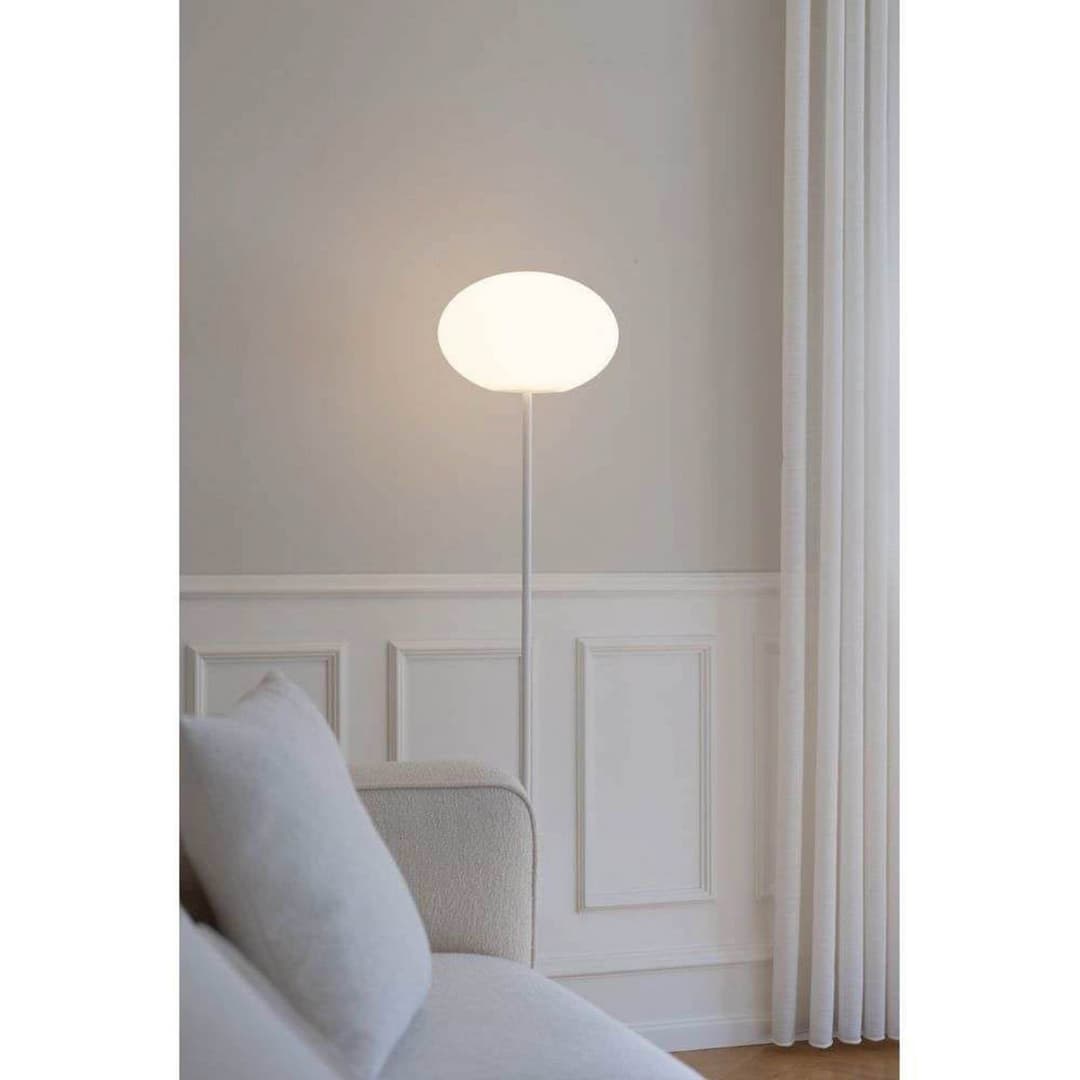 Eggy Pin Stehlampe Ø 32 cm weiß/opal, ein/aus - CPH Lighting - Wohnzimmer - Metall
