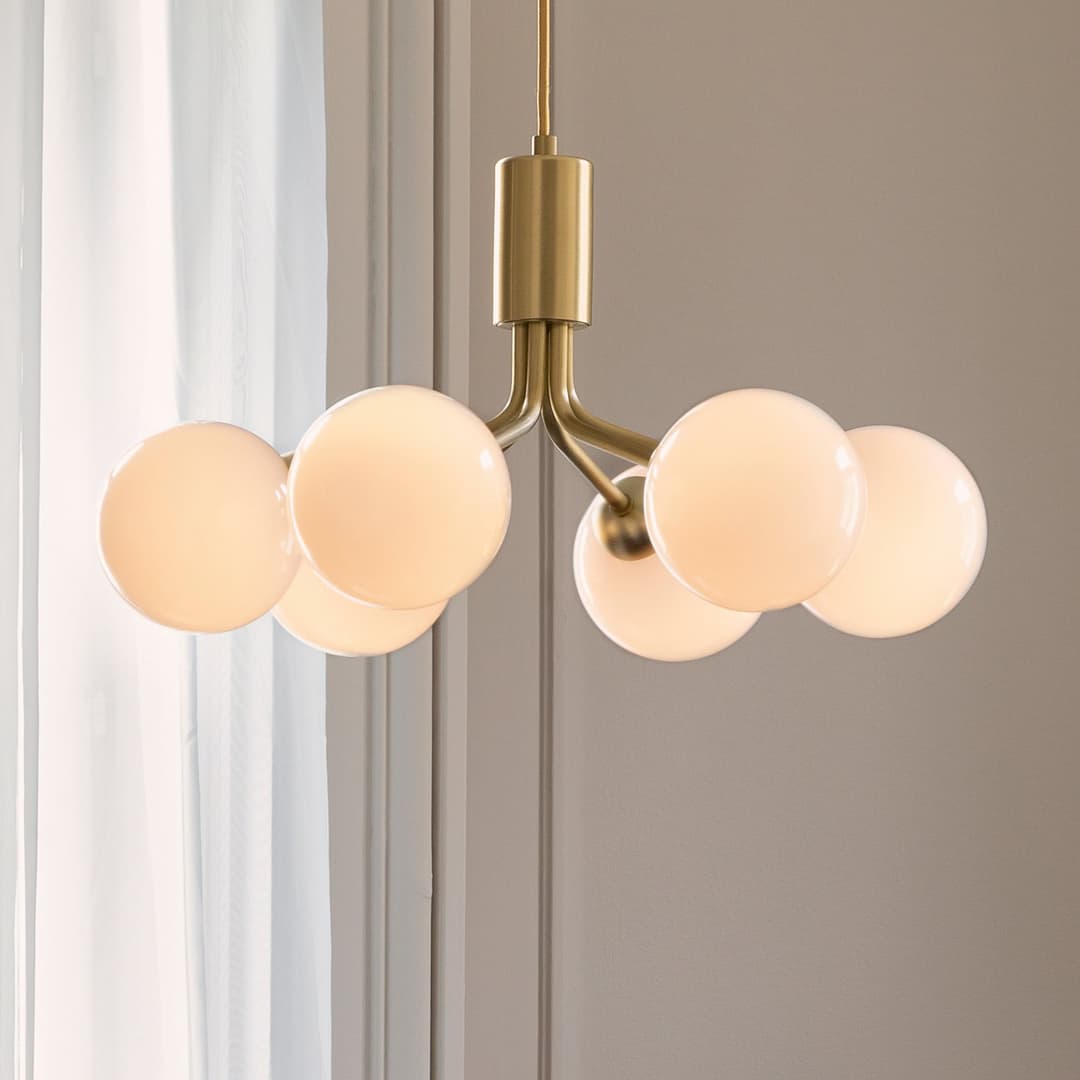 Apiales 6 Pendelleuchte, messing/opal, Ø 50 cm - Nuura - Wohnzimmer - Skandinavisch - Glas - Mehrflammig