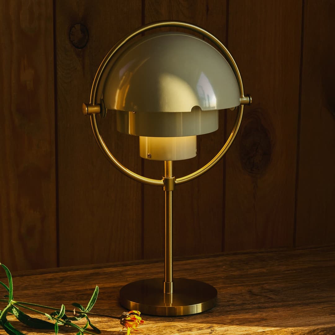 Multi-Lite Portable Tischlampe, messing/grau, 30 cm - GUBI - Wohnzimmer - Design - Metall - Mit Schirm