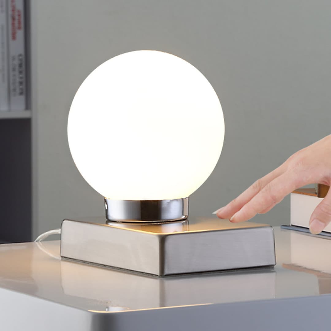 Naomi Tischleuchte Opal/Chrome - Lindby - Schlafzimmer - Modern - Glas - Kugel